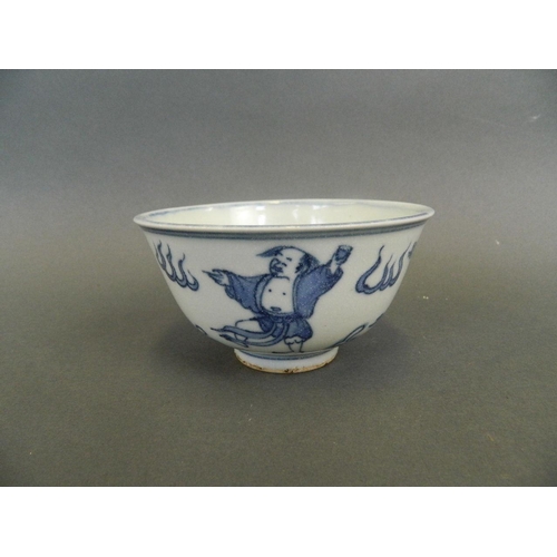 94 - A Chinese blue and white porcelain rice bowl decorated with an immortal practicing Zui quan, 4 chara... 