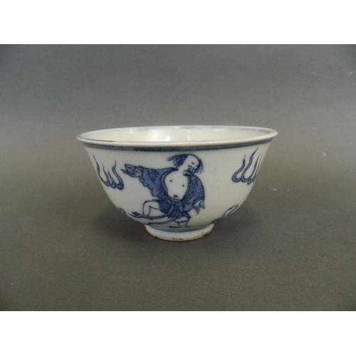 94 - A Chinese blue and white porcelain rice bowl decorated with an immortal practicing Zui quan, 4 chara... 