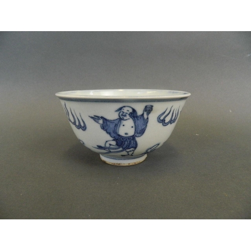 94 - A Chinese blue and white porcelain rice bowl decorated with an immortal practicing Zui quan, 4 chara... 