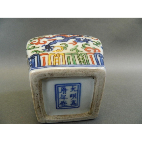 127 - A Chinese Wucai enamel porcelain pot decorated with dragons and lotus flowers, 6 character mark to b... 