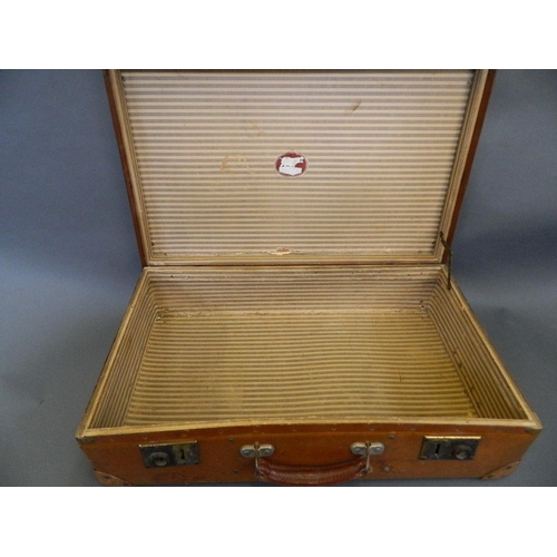 173 - A vintage suitcase with brass fittings, 24