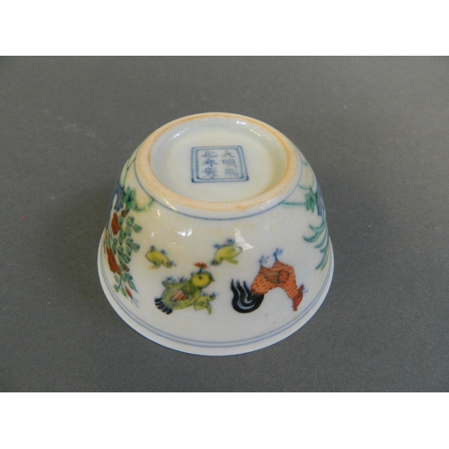 25 - A Chinese Doucai porcelain tea bowl with enamelled chicken decoration, 6 character mark to base, 3