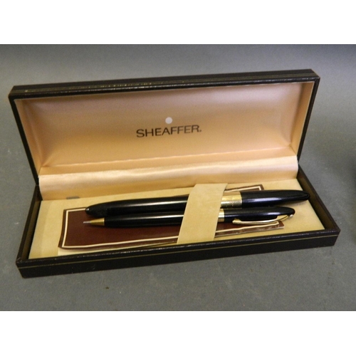 250L - A 1930s Parker Duofold fountain pen with 14ct gold nib, together with a matching 1980s Sheaffer prop... 