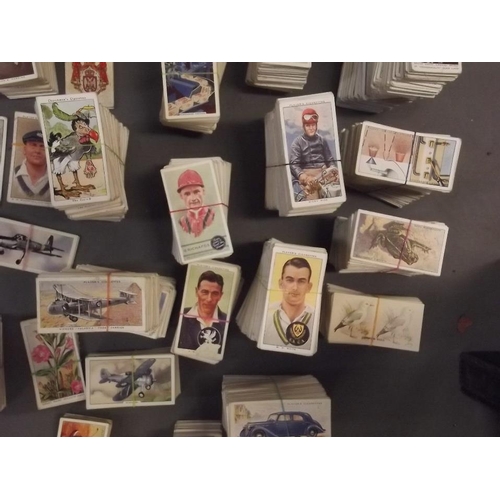 285 - A large quantity of cigarette cards including Wills, Players, Carrera etc, various subjects, part se... 