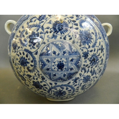 435 - A Chinese blue and white porcelain moonflask with twin hoop handles and floral decoration, 4 charact... 