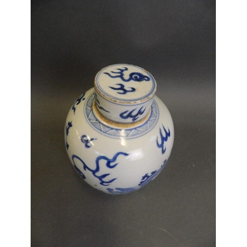 485 - A Chinese blue and white porcelain jar and cover with stylised twin dragon decoration, 6½