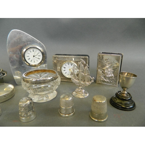 514 - A collection of small silver and silver plate items including two desk clocks, five thimbles, miniat... 