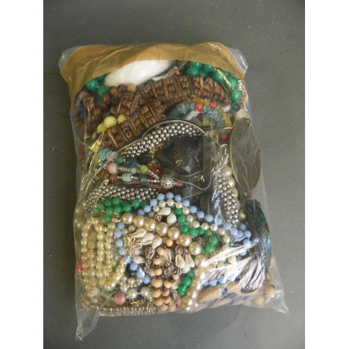 581 - A collection of assorted costume jewellery to include bracelets, earrings, necklaces etc