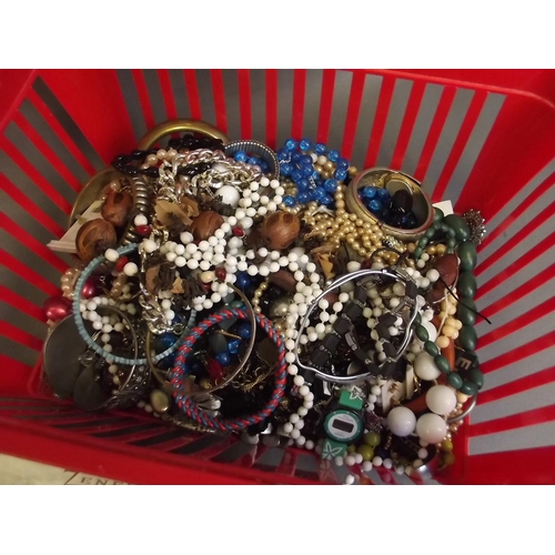 593 - A collection of assorted costume jewellery to include necklaces, bracelets, bangles etc