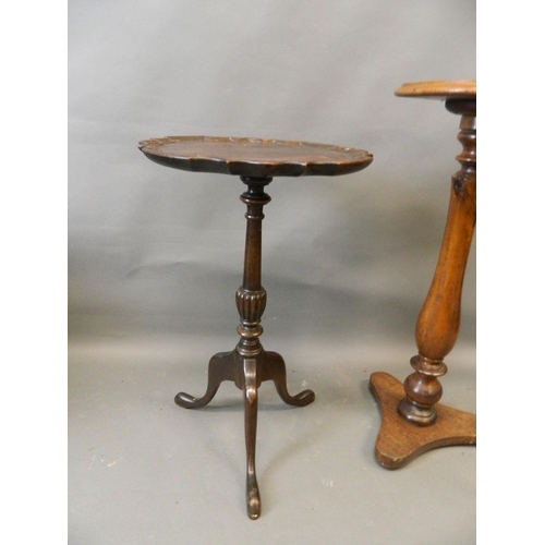 805 - A mahogany pedestal wine table with rib turned column and shaped top, together with a mahogany lamp ... 