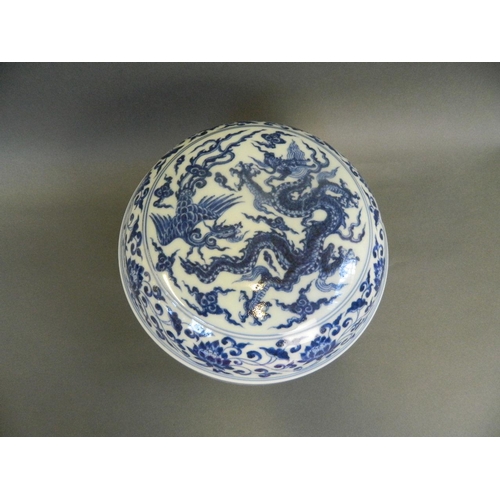 90 - A large Chinese blue and white pot and cover with dragon and phoenix decoration, 6 character mark to... 