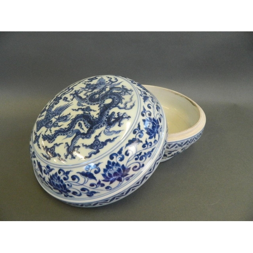 90 - A large Chinese blue and white pot and cover with dragon and phoenix decoration, 6 character mark to... 