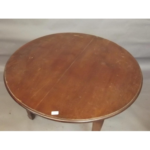 804 - An Edwardian wind-out circular topped dining table raised on square tapering supports with ebony str... 