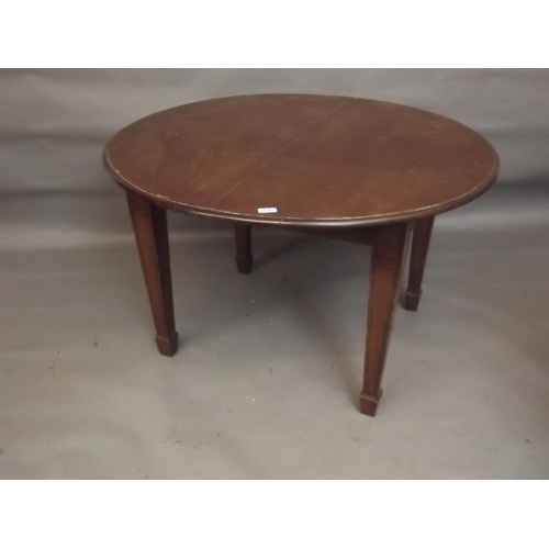 804 - An Edwardian wind-out circular topped dining table raised on square tapering supports with ebony str... 