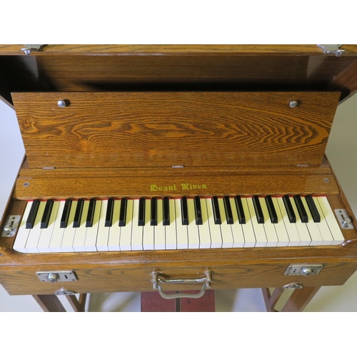 902 - A Pearl River portable pump organ in an oak case, 31