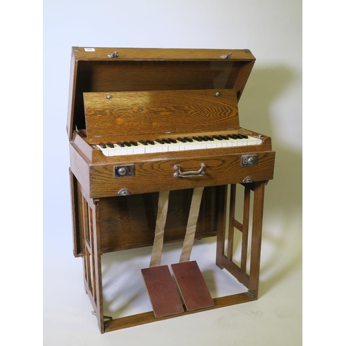 902 - A Pearl River portable pump organ in an oak case, 31