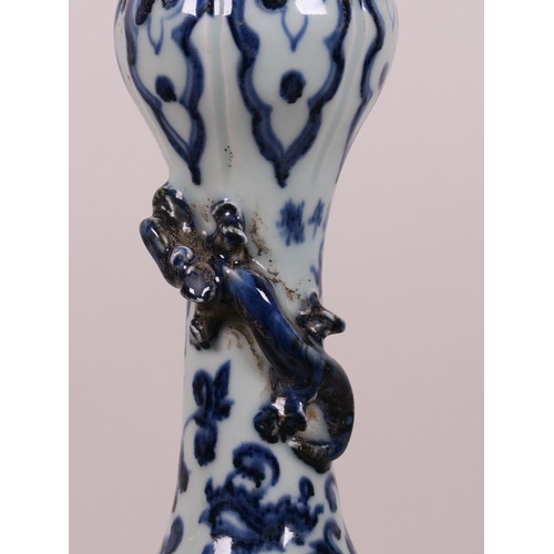 40 - A Chinese blue and white porcelain garlic head shaped vase decorated with phoenix and kylin, 12