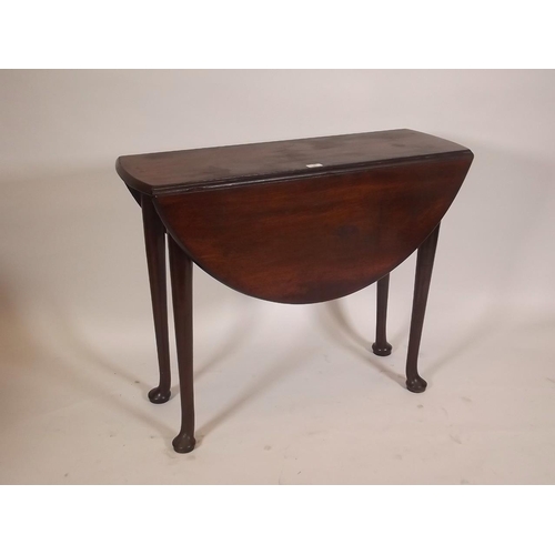 892 - A Georgian mahogany drop leaf table of small proportions, raised on pad feet, 35