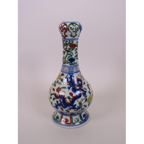 90 - A Chinese wucai enamelled porcelain garlic head shaped vase with phoenix and dragon decoration, six ... 