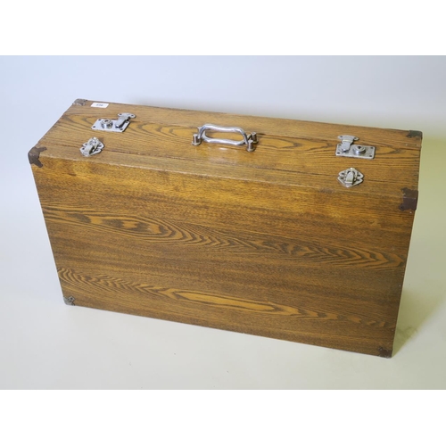 902 - A Pearl River portable pump organ in an oak case, 31