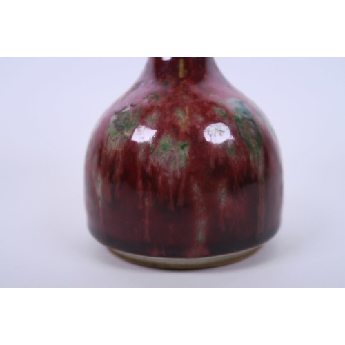 30 - A Chinese mallet shaped porcelain vase with a red and green flambé glaze, 6 character mark to base, ... 