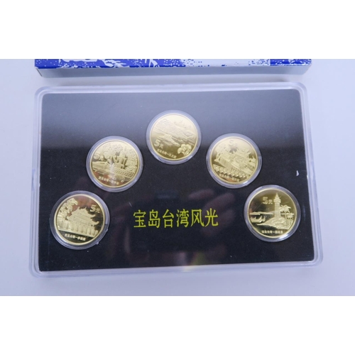 26 - A cased collection of Chinese facsimile (replica) coins commemorating important monuments of China, ... 