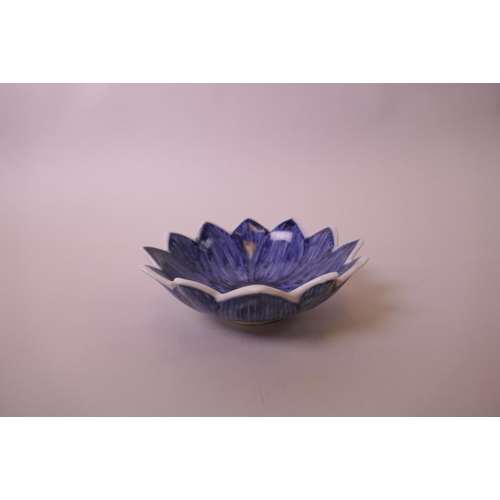 18 - A Chinese blue and white porcelain flower shaped dish, 5½