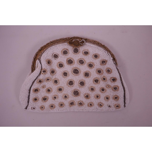 114 - A 1920s beadwork purse with silk lining, 8