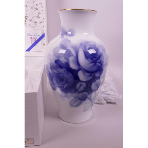 16 - A Chinese 'Okura' blue and white porcelain vase, 11