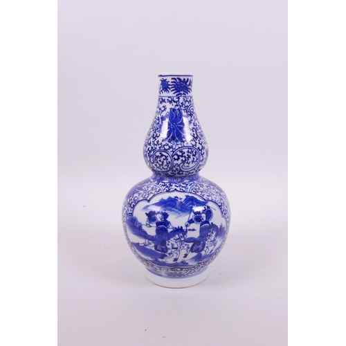 21 - A Chinese blue and white porcelain double gourd vase decorated with battle scenes, 6 character mark ... 