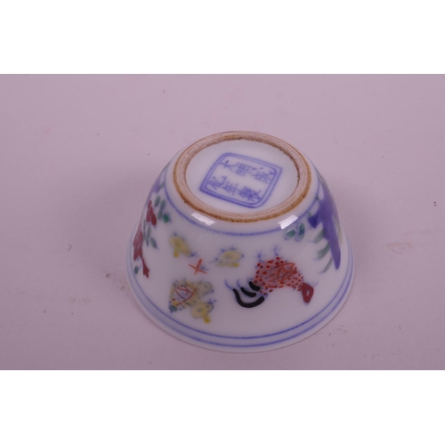 61 - A small Chinese doucai porcelain tea bowl with enamelled chicken decoration, 6 character mark to bas... 