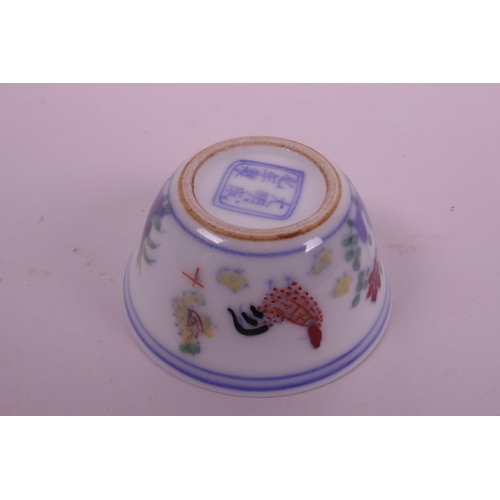 61 - A small Chinese doucai porcelain tea bowl with enamelled chicken decoration, 6 character mark to bas... 