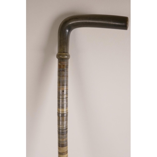 19 - A horn handled walking stick, possibly rhino, with a horn ringed shaft, 33½