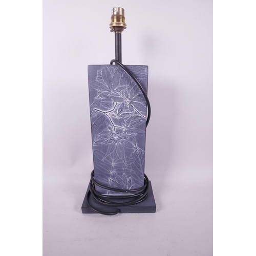 1136 - A David Hunt leaf pattern table lamp, 16