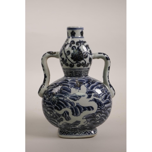 23 - A Chinese blue and white porcelain garlic head flask with dragon decoration, 4 character mark to lip... 