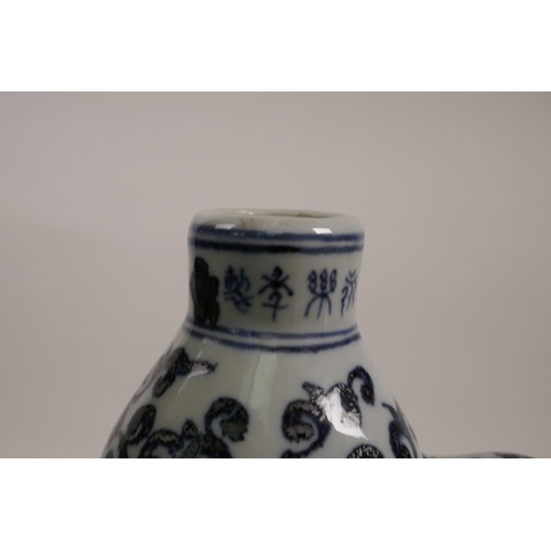 23 - A Chinese blue and white porcelain garlic head flask with dragon decoration, 4 character mark to lip... 