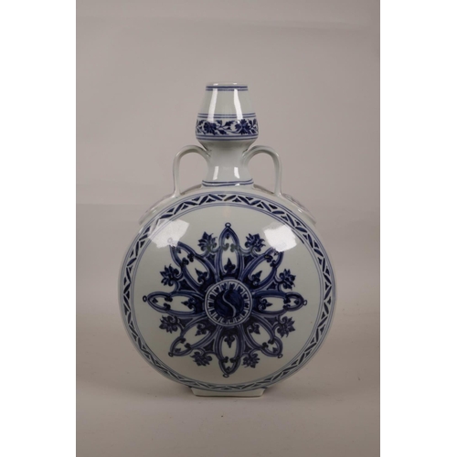 40 - A Chinese blue and white porcelain garlic head flask with two handles, 6 character mark to lip, 12½