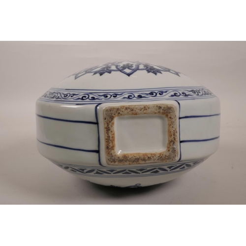 40 - A Chinese blue and white porcelain garlic head flask with two handles, 6 character mark to lip, 12½