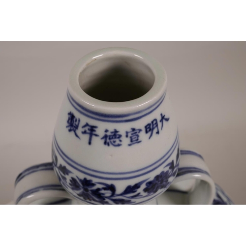 40 - A Chinese blue and white porcelain garlic head flask with two handles, 6 character mark to lip, 12½