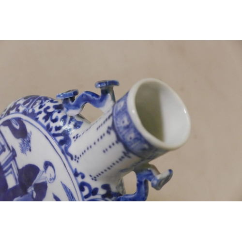 41 - A C19th Chinese blue and white porcelain flask with ruyi handles, 4 character mark to base, 8