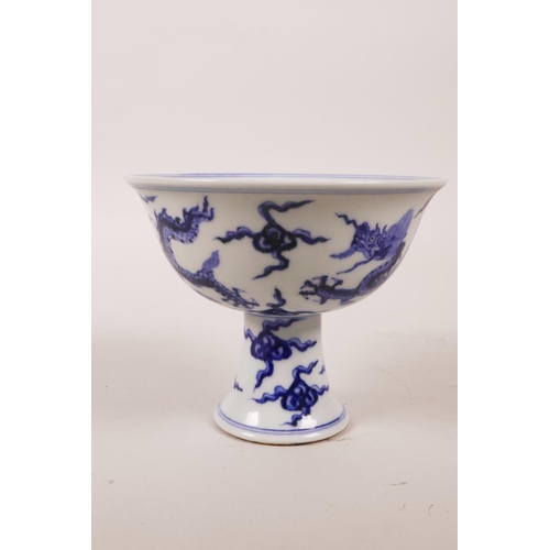 60 - A Chinese blue and white porcelain stem cup decorated with two dragons chasing the flaming pearl, 6 ... 