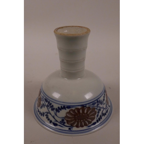 20 - A Chinese blue and white porcelain stem cup on a ribbed stem, decorated with phoenix and flowers, 4½... 