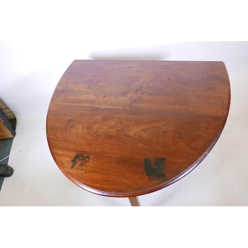 1113 - A Georgian mahogany drop leaf table, raised on chamfered supports, 44