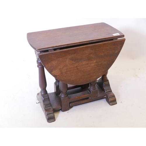 1145 - An oak drop leaf table, 22