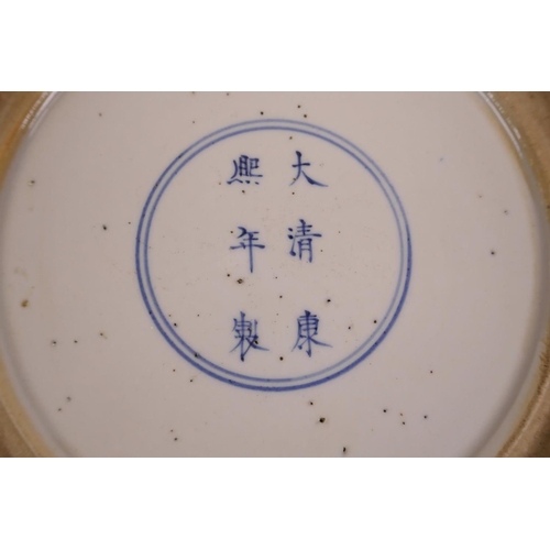 118 - A Chinese famille verte porcelain charger decorated with a battle scene, 6 character mark to base, 1... 