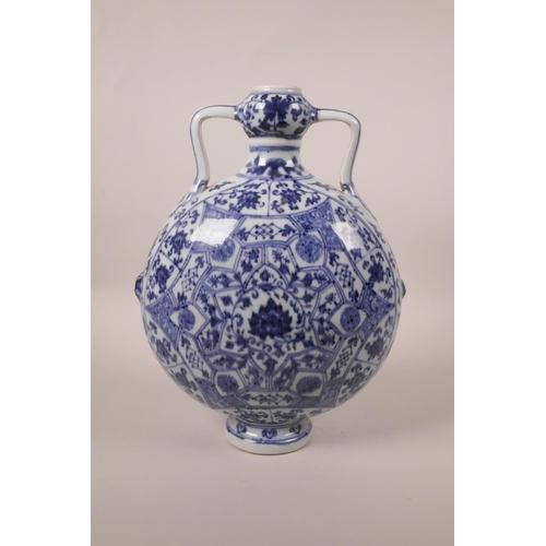 193 - A Chinese blue and white porcelain two handled flask decorated with a stylised lotus flower pattern,... 