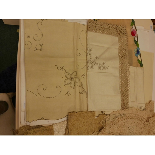 554 - A quantity of good quality lace and linen, embroidered table covers, lace doilies etc