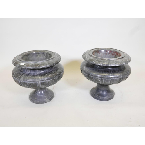 1095 - A pair of marble urns, 17