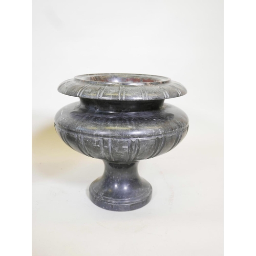 1095 - A pair of marble urns, 17