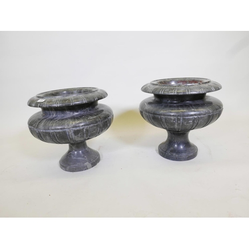 1095 - A pair of marble urns, 17